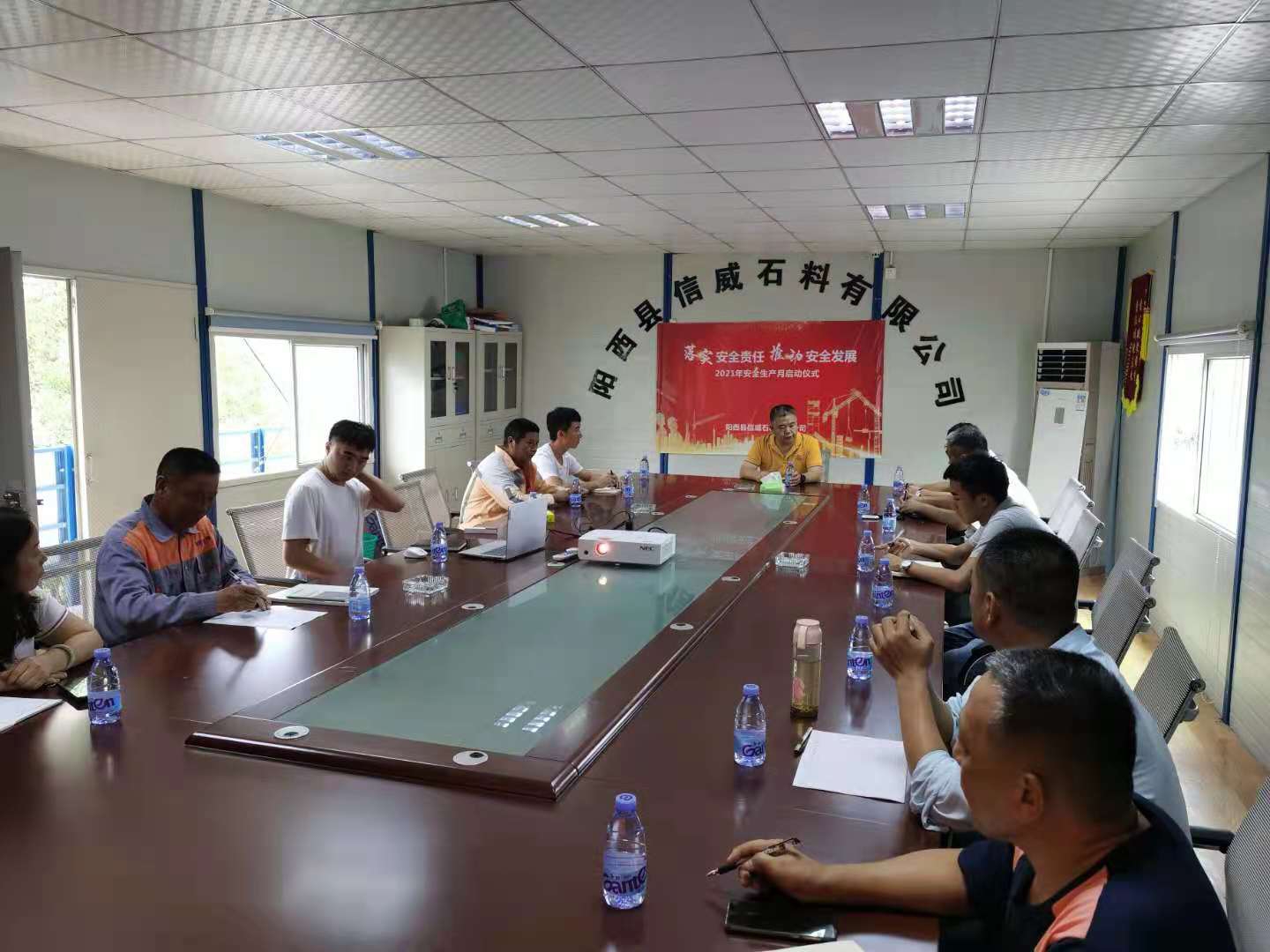 落實(shí)安全責(zé)任，推動(dòng)安全發(fā)展